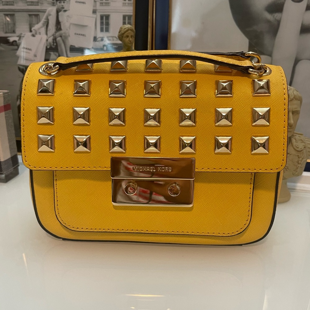 Authentic Michael Kors Yellow gold Studded shoulder /Crossbody Bag .💛💛